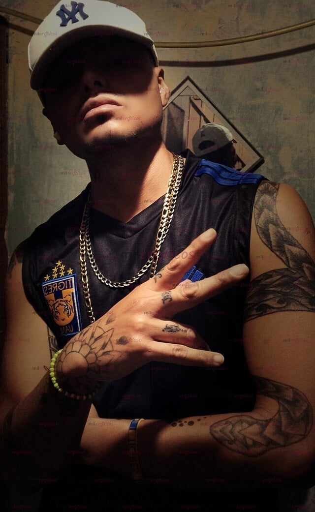 FOTOS DE CHACAL FUTBOLERO, ACA SE SUDA LA CAMISETA DETONANDO Y LLENANDO CULOS DE SEMEN