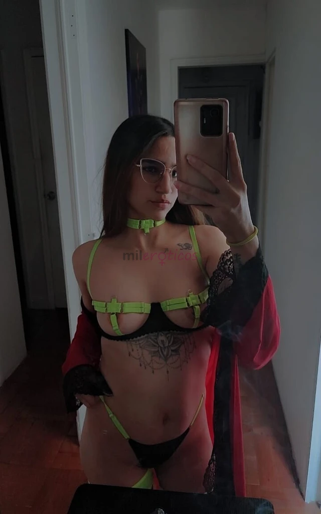 Hola amoressoy roxy una linda chica de 23 anitos de contextura delgada y dispuesta a realizar tus fantasias en un lugar discreto y de relajo todo serv...