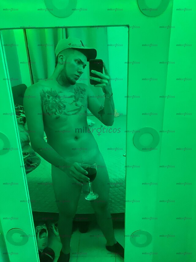 FOTOS DE CONTENIDO EXCLUSIVO PARA CUALQUIER PERSONA, MONO TATUADO VERGA ROSADA