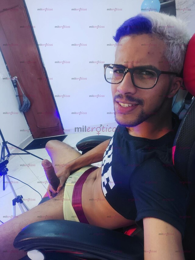 FOTOS DE JOVEN DIVERTIDO PROFESIONAL VERSATIL LECHERO