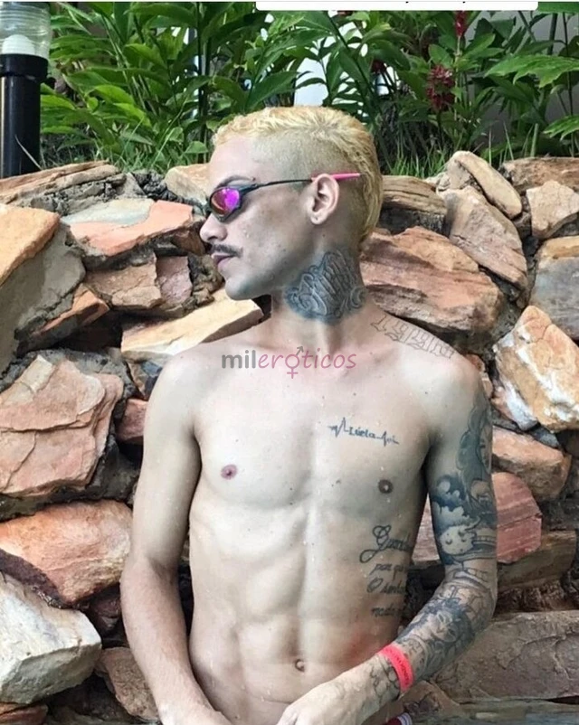 Loirinho magrinho barriga tanqhinho tatuado bigodinho marrento hehecurto dominar bem gostoso tudo na calma beijando seu corpo de cima pra baixo faland...