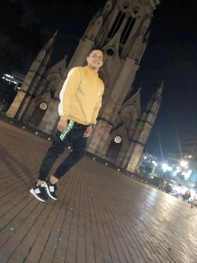 Hola nuevo en tu ciudad me gusta pasarla bn dar un buen tiempo de servicio sero plumas ful discreto versatil mas activo doy besos caricias abrazos mas...