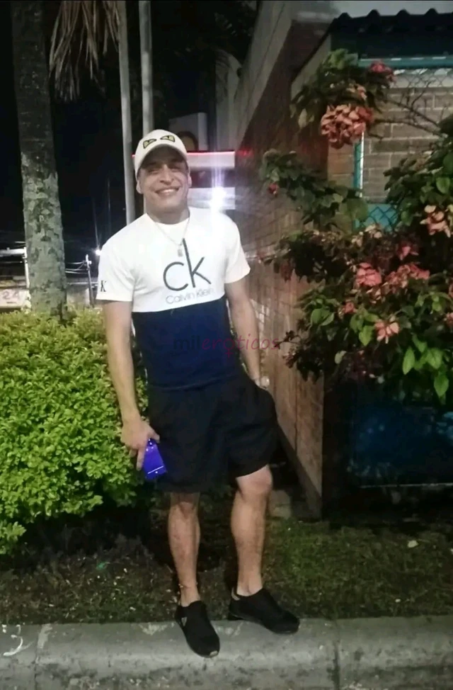 Hola nuevo en tu ciudad me gusta pasarla bn dar un buen tiempo de servicio sero plumas ful discreto versatil mas activo doy besos caricias abrazos mas...