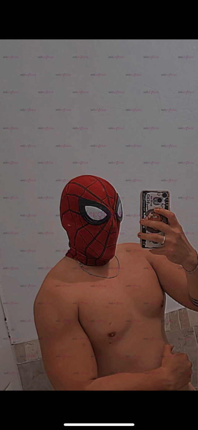 FOTOS DE CHICO DE 22, ESPERANDO COMPLACER A UNA MUJER