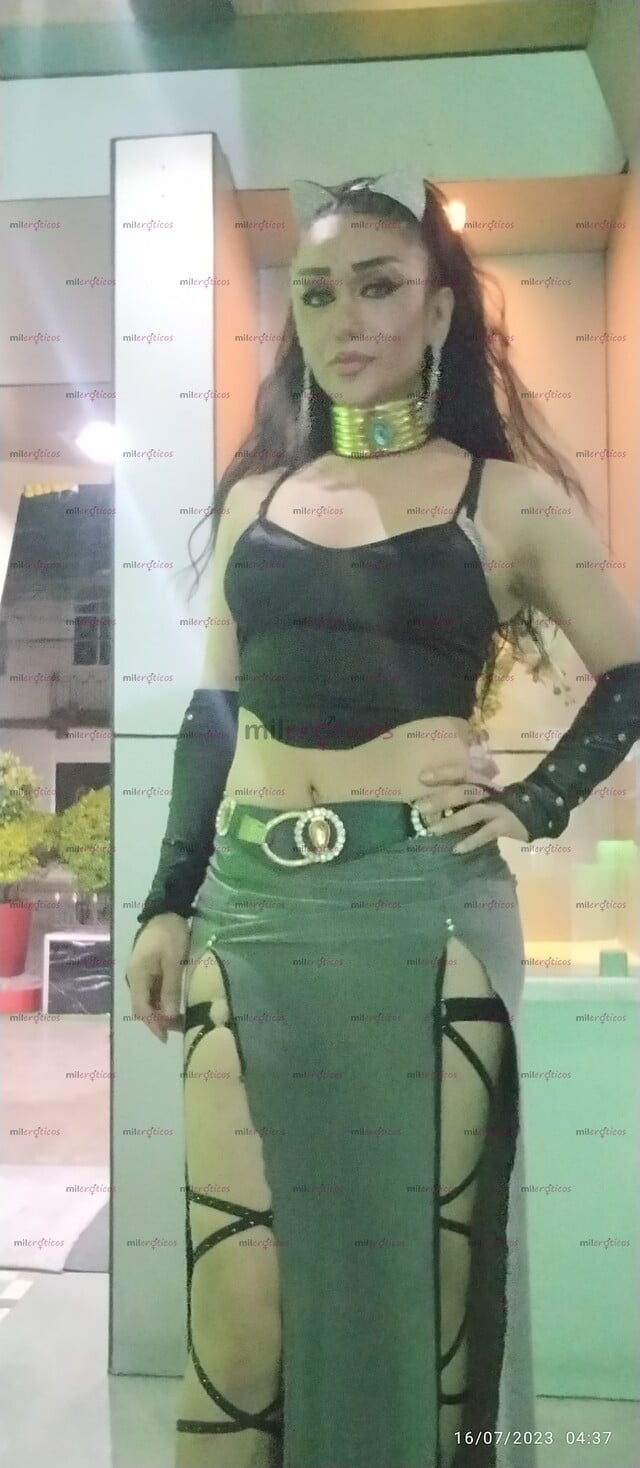 FOTOS DE LA REINA ATIENDO EN MI HABITACIÓN DE HOTEL