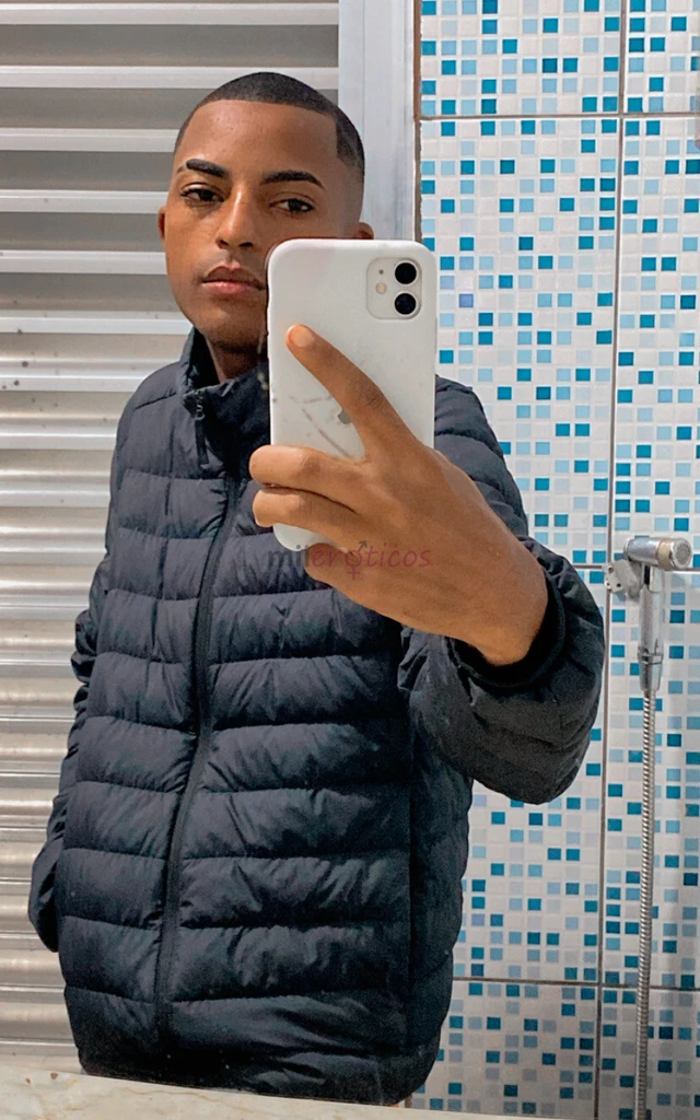 Tenho 19 anos sou um cara bem legal e ao mesmo tempo safado kk atendo em domicilio e motel sem local no momento curto sair nos barzinhos e fazer o nam...