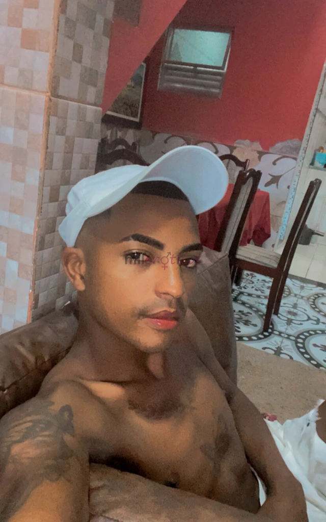 Tenho 19 anos sou um cara bem legal e ao mesmo tempo safado kk atendo em domicilio e motel sem local no momento curto sair nos barzinhos e fazer o nam...