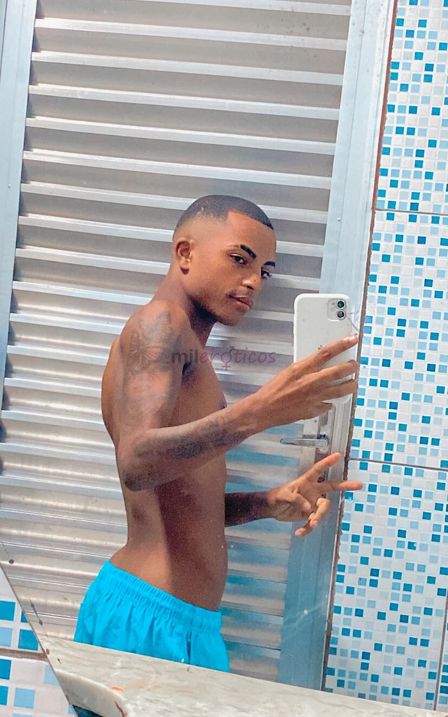 Tenho 19 anos sou um cara bem legal e ao mesmo tempo safado kk atendo em domicilio e motel sem local no momento curto sair nos barzinhos e fazer o nam...