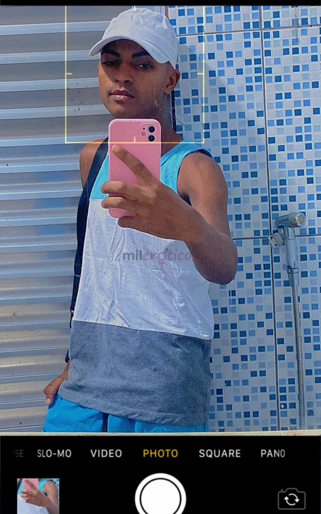 Tenho 19 anos sou um cara bem legal e ao mesmo tempo safado kk atendo em domicilio e motel sem local no momento curto sair nos barzinhos e fazer o nam...