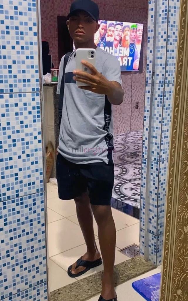 Tenho 19 anos sou um cara bem legal e ao mesmo tempo safado kk atendo em domicilio e motel sem local no momento curto sair nos barzinhos e fazer o nam...