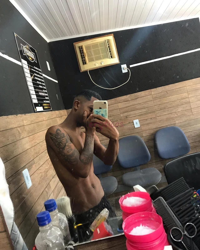 Tenho 19 anos sou um cara bem legal e ao mesmo tempo safado kk atendo em domicilio e motel sem local no momento curto sair nos barzinhos e fazer o nam...