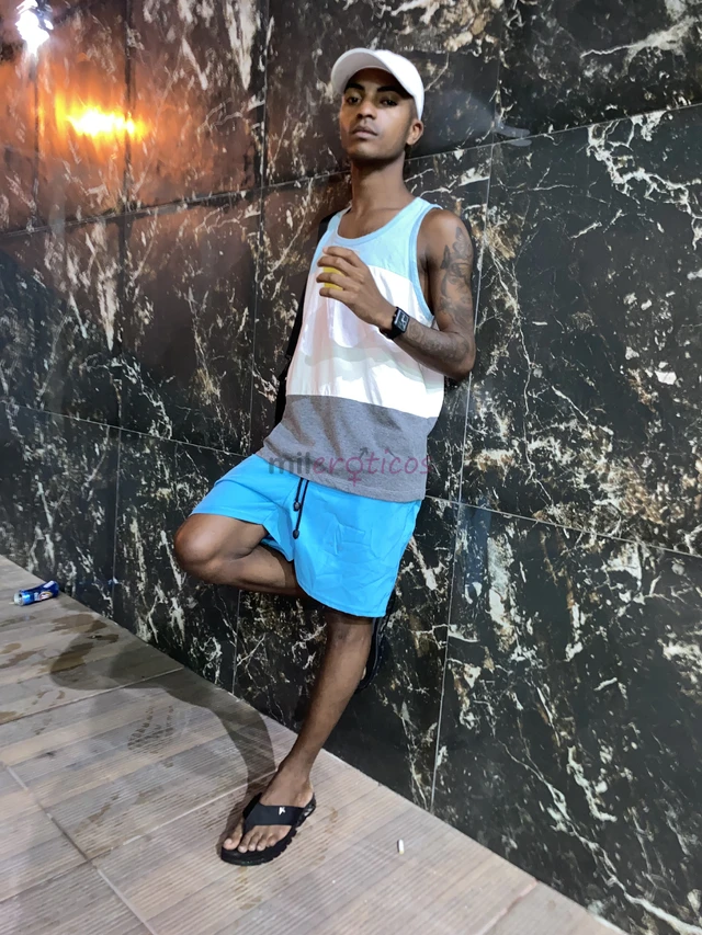 Tenho 19 anos sou um cara bem legal e ao mesmo tempo safado kk atendo em domicilio e motel sem local no momento curto sair nos barzinhos e fazer o nam...