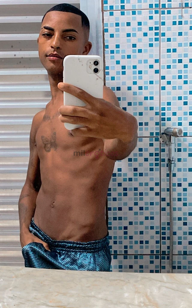Tenho 19 anos sou um cara bem legal e ao mesmo tempo safado kk atendo em domicilio e motel sem local no momento curto sair nos barzinhos e fazer o nam...