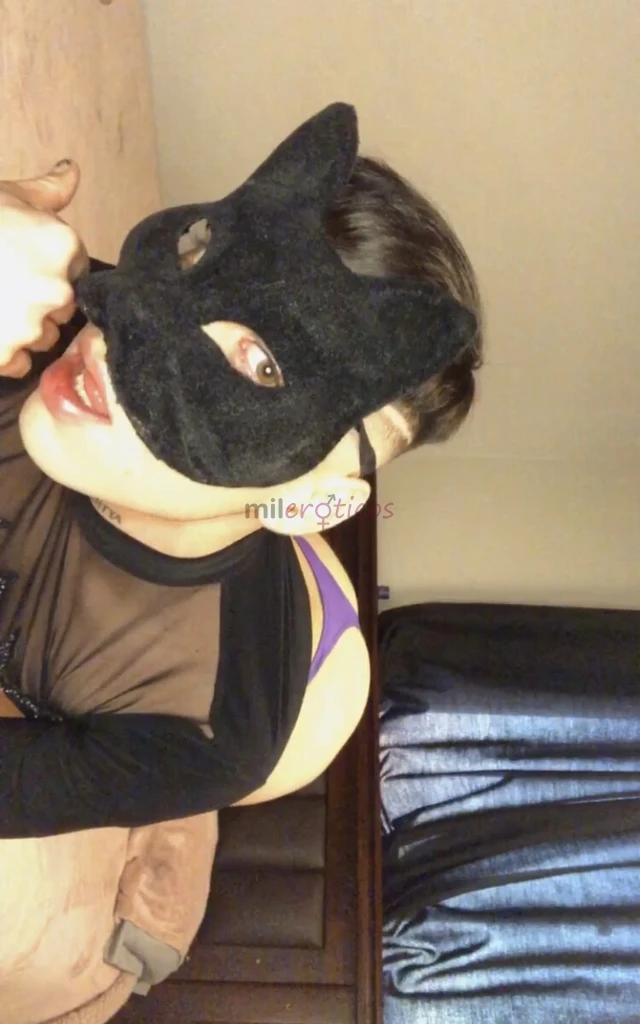 Soy un joven de casa vivo solo estoy en la pagina por dinero trabajo estudio y soy independiente me considero una persona caliente sexy complaciente m...