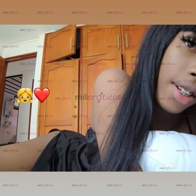 FOTOS DE NEGRA JOVEN PIEL SUAVE LINDO COLOR, CULO APRETADO, VERGA DE 22CM LARGA Y GRUESA