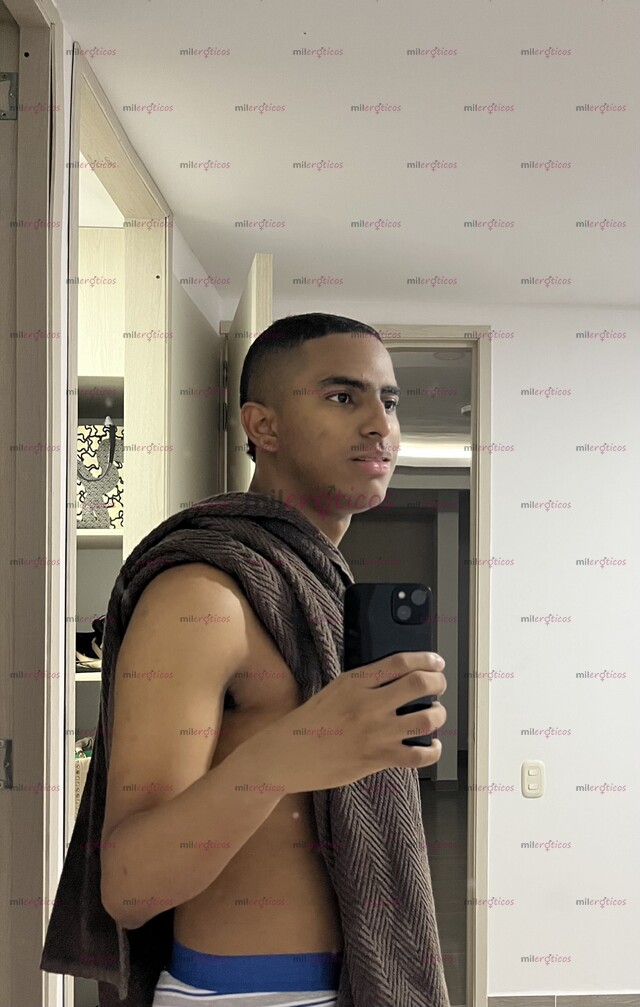 FOTOS DE JOVEN UNIVERSITARIO CON GANAS DE COMPLACERTE CONTACTAME