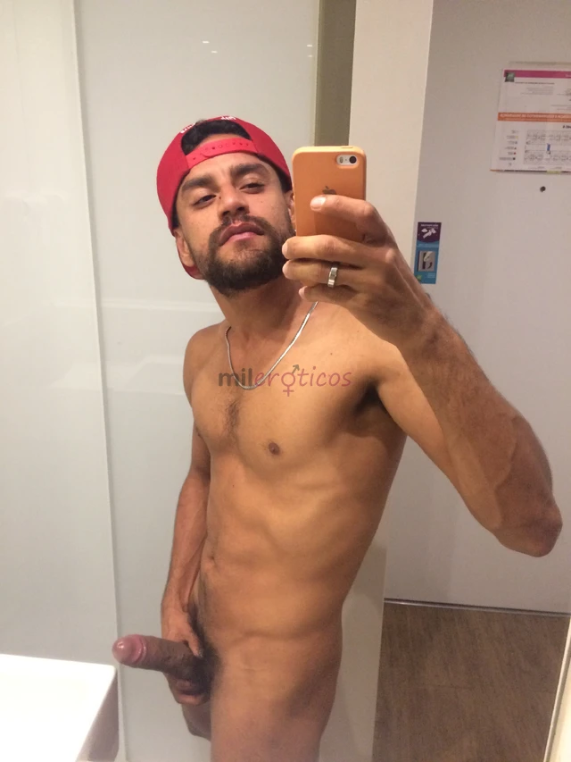 Sou o rafa tenho 20 anos 1 70 de altura 20 cm de rola peso 67 k bastante safado demoro a gozar e gozo farto a minha pica e bem grossa e suculenta sou...