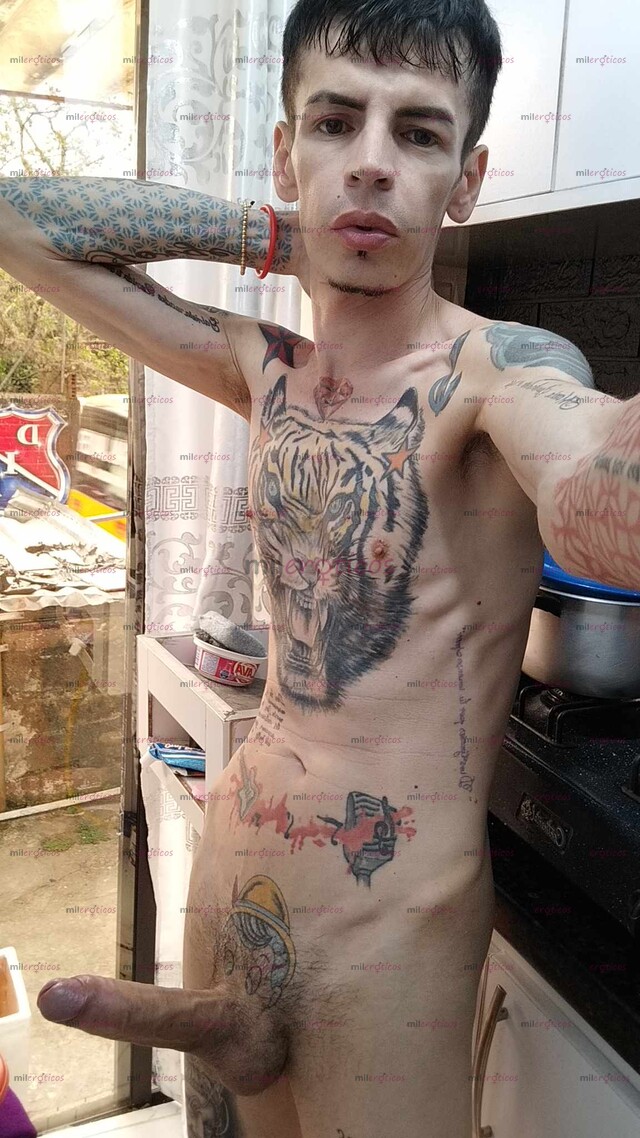 FOTOS DE FLACO DESCOMPLICADO BLANCO TATUADO VENDO VIDEITOS CASEROS Y VIDEO LLAMADA