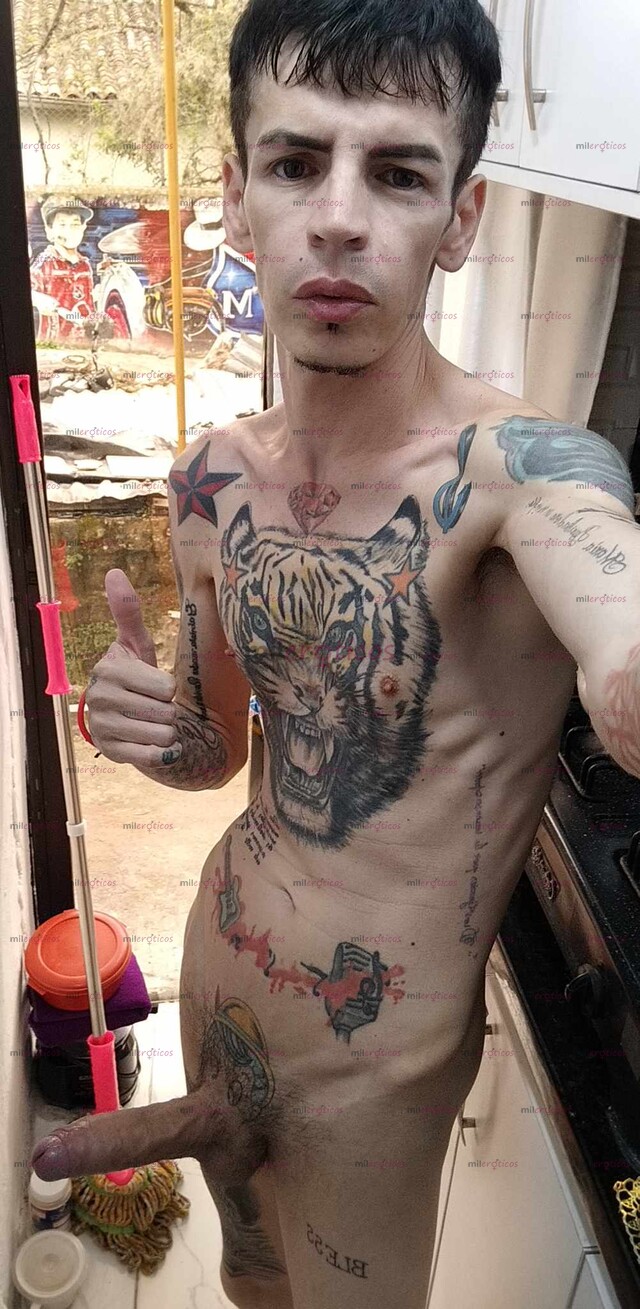 FOTOS DE SERIO ACTIVO FLACO BLANCO VENDO CONTENIDO CASERO Y VIDEO LLAMADAS