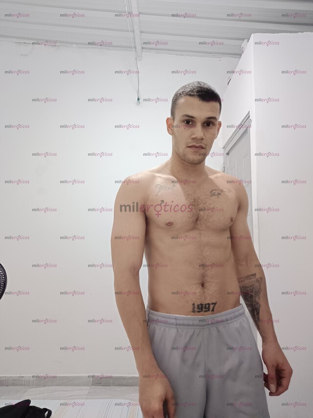 FOTOS DE SOY ACTIVO, MASCULINO, SERIO. COMPLACIENTE