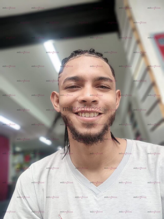 FOTOS DE HOLA MI NOMBRE ES ADRIÁN, UN CHICO MORENO ALTO CON UN BUEN PAQUETE SOLO MUJERES
