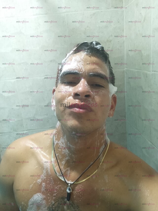 FOTOS DE SEXY MORENO CON BUENA DOTACIÓN Y MUY COMPLACIENTE