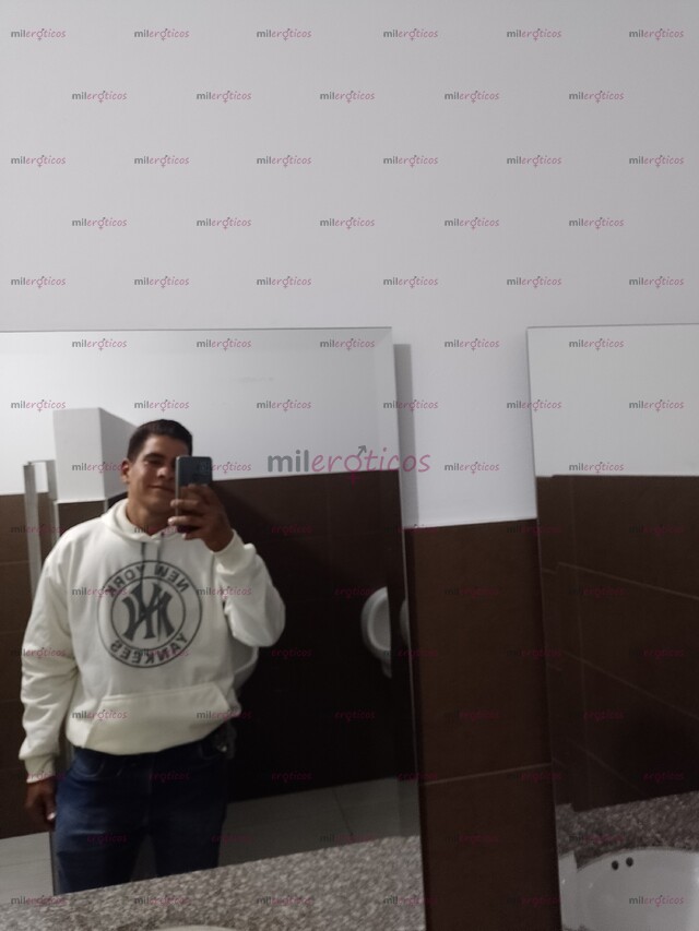 FOTOS DE SEXY MORENO CON BUENA DOTACIÓN Y MUY COMPLACIENTE