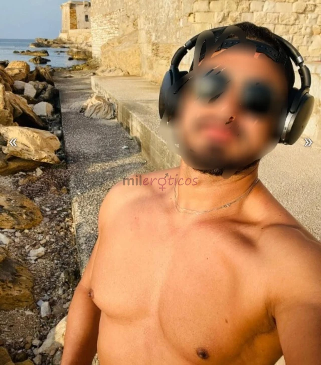 Hola soy lorenzo hetero y disponible para cumplir las fantasias tanto de mujeres como de matrimonios mi trato con mis clientes es respetuoso y cortes...