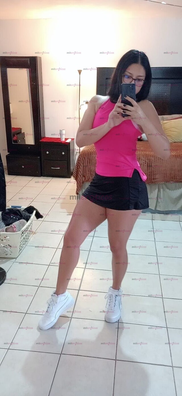 FOTOS DE SERVICIO DE NIVEL PARA CABALLEROS EXIGENTES JOVEN DE CUERPO NATURAL