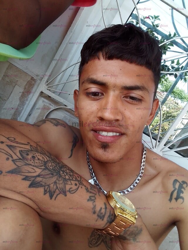FOTOS DE JOVENCITO DE 23 RICO POR PROBAR Y ESPRIMIR DE LECHE ESTOS 20 CM DE VERGA