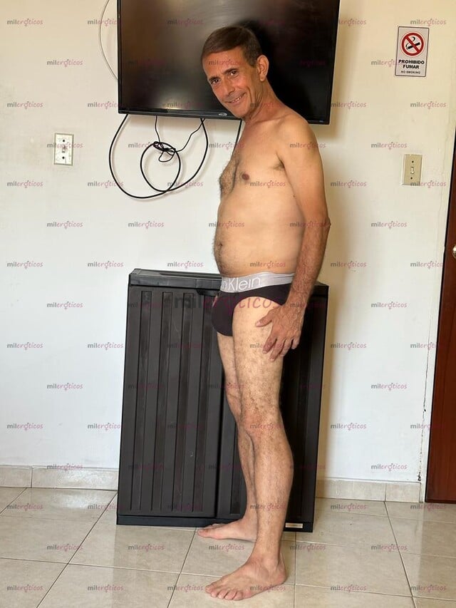 FOTOS DE MADURO Y SU CURVO CHIMBO ENGRASADO PARA IR DIRECTO A TU CULO