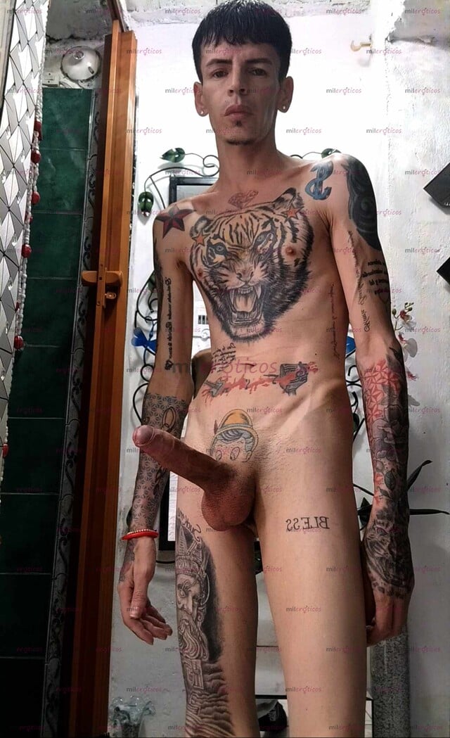 FOTOS DE FLACO ACTIVO BLANCO TATUADO VENDO CONTENIDO CASERO Y VIDEO LLAMADAS