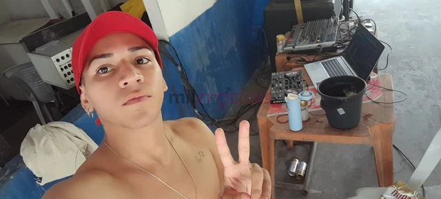 Sou branco cabelo preto cheroso bem depilado pica rosada estou loco pra te dar o tesao que vc precisa quero ver vc delirar no meu pau ou algo mais sou...