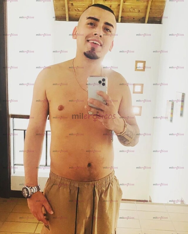 FOTOS DE JOVEN SERIO, COMPLACIENTE, MUY DISCRETO.