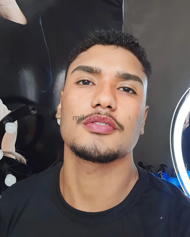 Disponivel para atendimentos com local limpo cheiroso e agradavel chama no whats e vamos ativo sem frescuras e dotado pronto para lhe satisfazer e lhe...