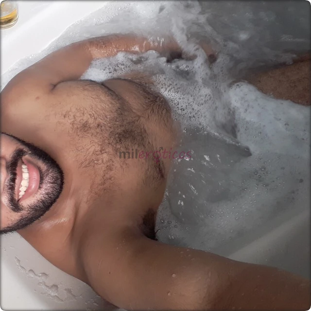 Sou moreno discreto barbudo gosto de foder valendo um cu de um macho e fazer ele senti o maior prazer na cama entre quatro paredes se interessou so ch...