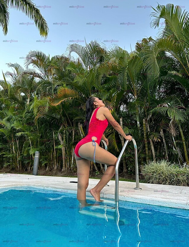 FOTOS DE ADRIANA HERMOSA MORENA EN LA PLATAFORMA,MODELO SCORTS COMPLACIENTE