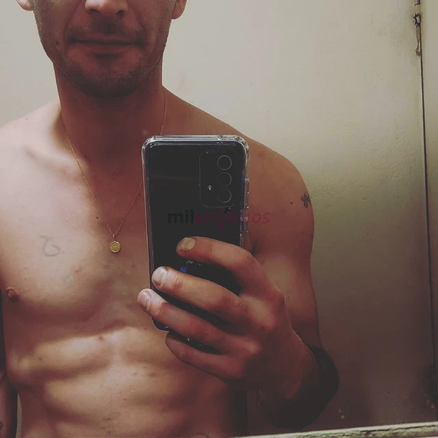 Hola ofresco mis servicios sexuales activos 26 cm de miembro contactame a whatsapp atiendo hombres mujeres y parejas cumplo fantasias no se que mas po...