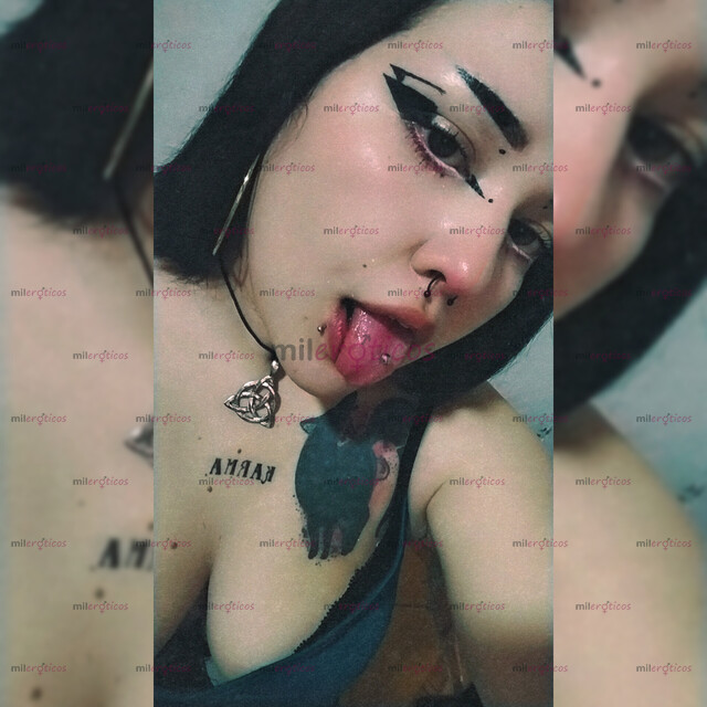 FOTOS DE CHICA SEXY TATUADA, CON PERFORACIÓNES Y GRUESA