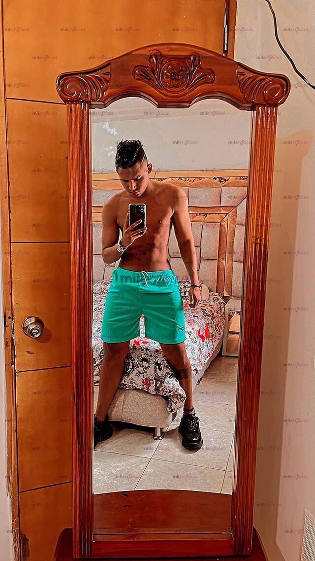 FOTOS DE AQUÍ TU COSTEÑO VERGON DE 1.86 DE ESTATURA Y 23CM DE PLACER