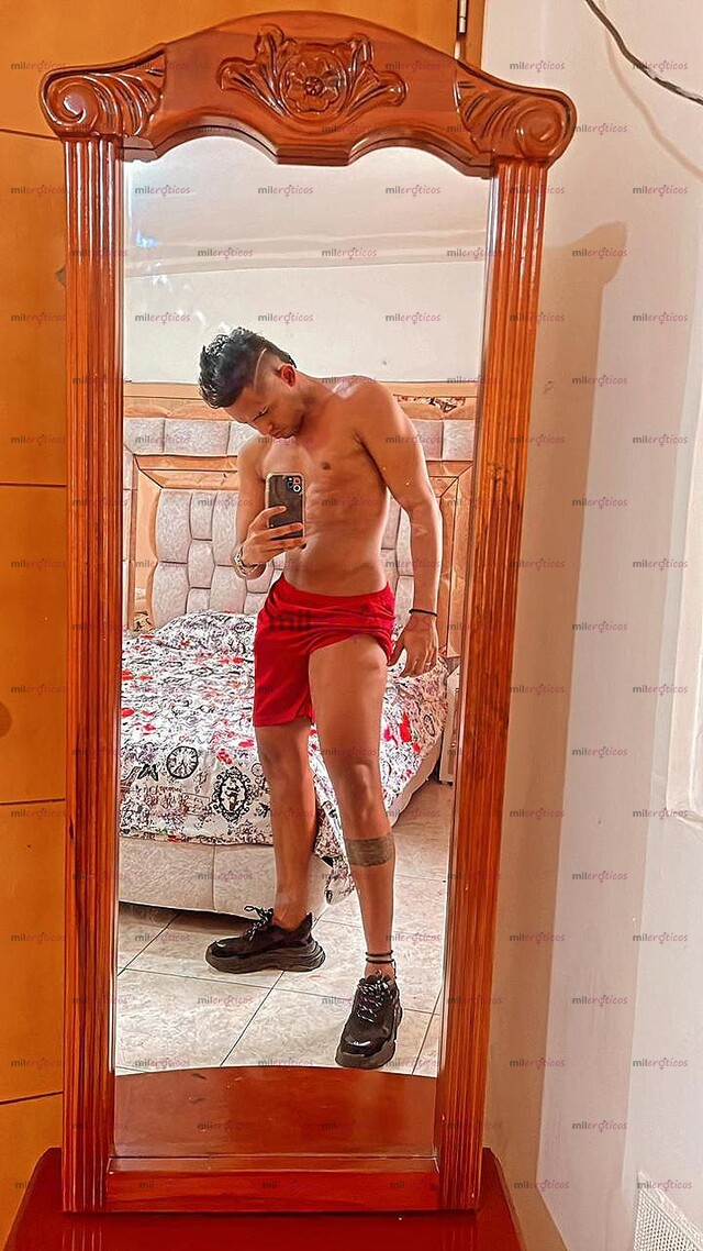 FOTOS DE AQUÍ TU COSTEÑO VERGON DE 1.86 DE ESTATURA Y 23CM DE PLACER