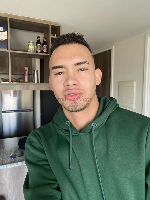 Hola soy anderson un chico joven 25 anos extranjero tengo un dote de 19 cm un buen tambien soy versatil act en mis servicios te ofrezco morbos fetiche...