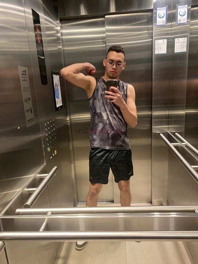 Hola soy anderson un chico joven 25 anos extranjero tengo un dote de 19 cm un buen tambien soy versatil act en mis servicios te ofrezco morbos fetiche...