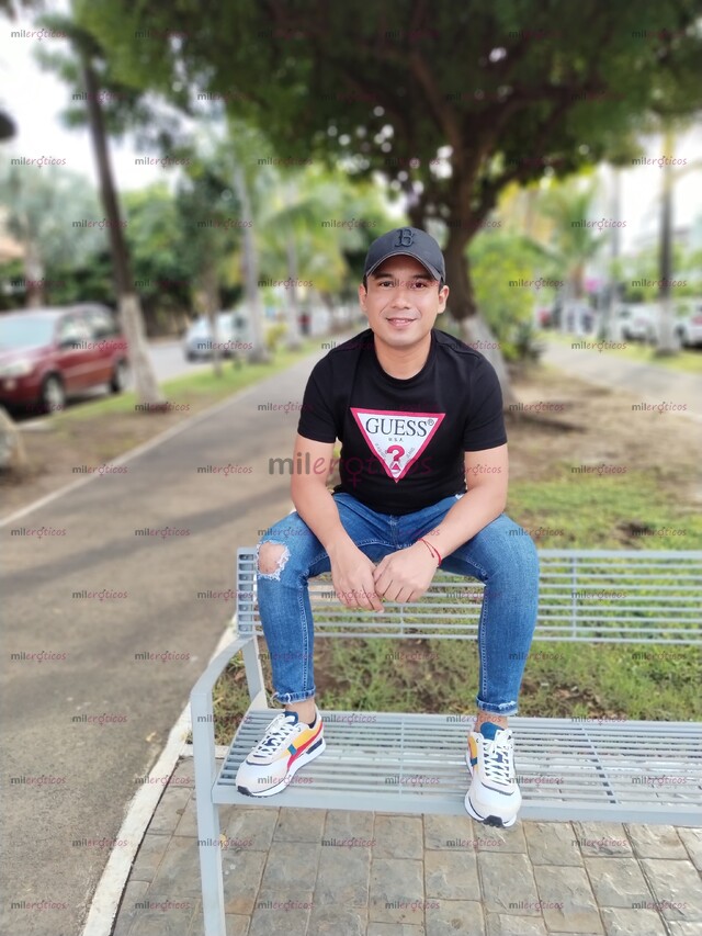 FOTOS DE CHAVO CALIENTE Y MUY COMPLACIENTE DISPONIBLE PARA TI