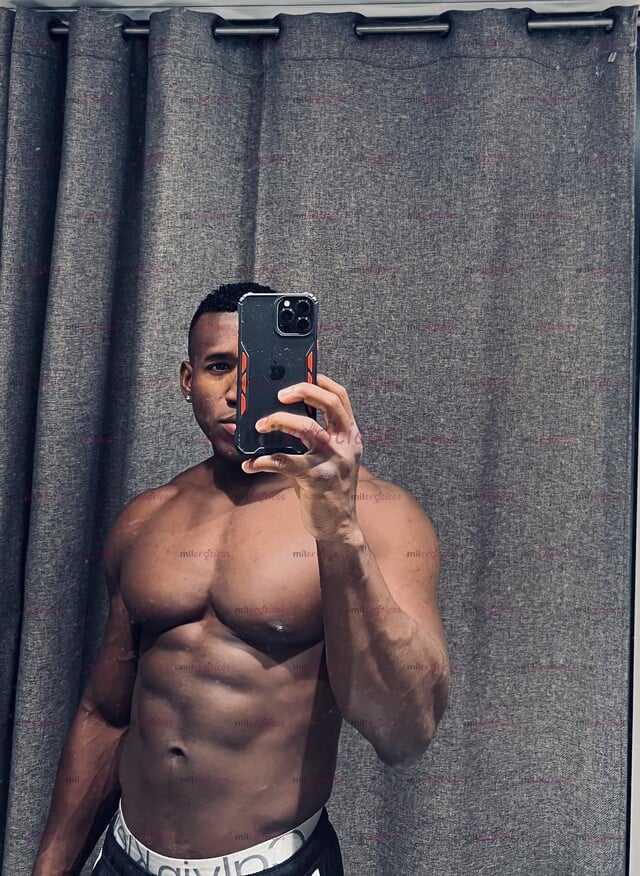 FOTOS DE NEGRAZO POLLON ROMPE CULOS LECHERO Y CON GANAS DE TU LECHE TAMBIÉN