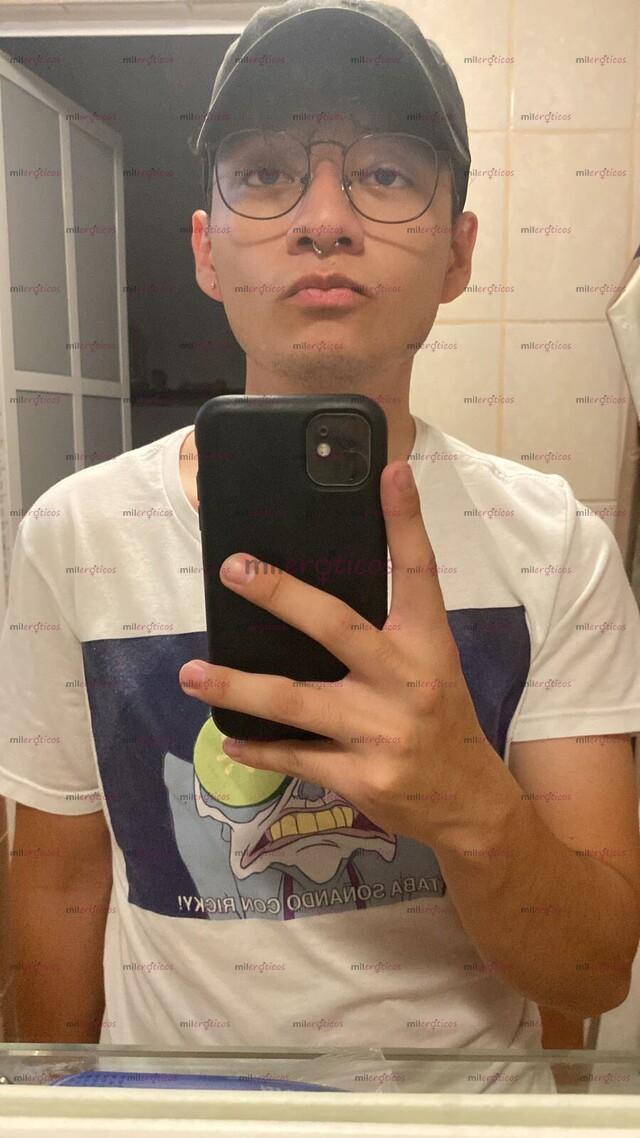 FOTOS DE JOVEN UNIVERSITARIO CON VERGA DE 18CM Y MUY LECHOSA!!