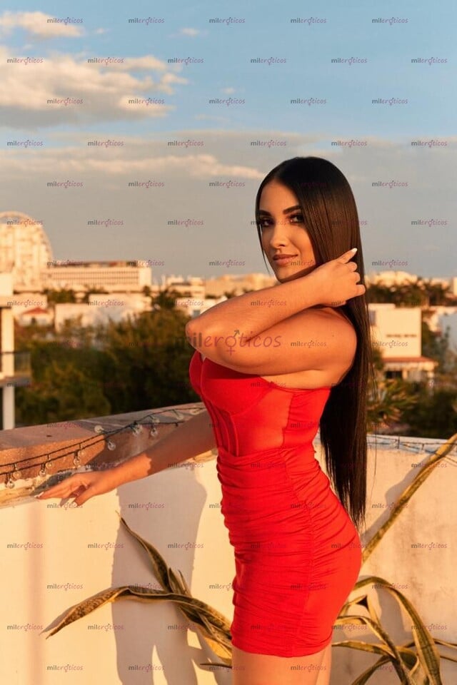 FOTOS DE ARLETE UNA MODELO SUPER APRETADITA DISPUESTA A TODO