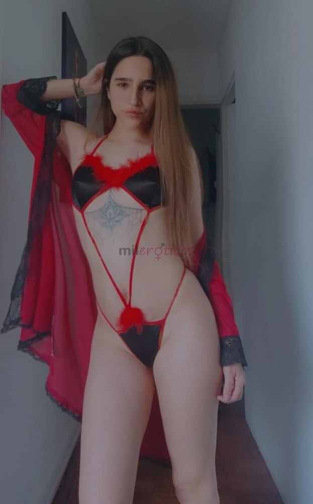Bebes hermosos les cuento un poquito de mi mi nombre es roxy soy chilena tengo 20 anitos soy muy dulce simpatica bella con un cuerpo natural espectacu...
