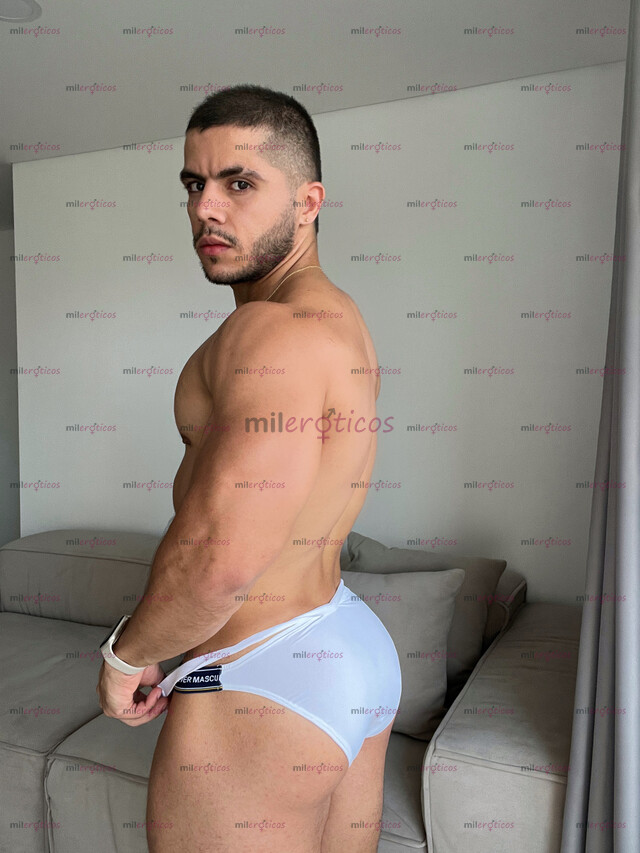 FOTOS DE HOMBRE LATINO COMPLACIENTE Y BIEN DOTADO