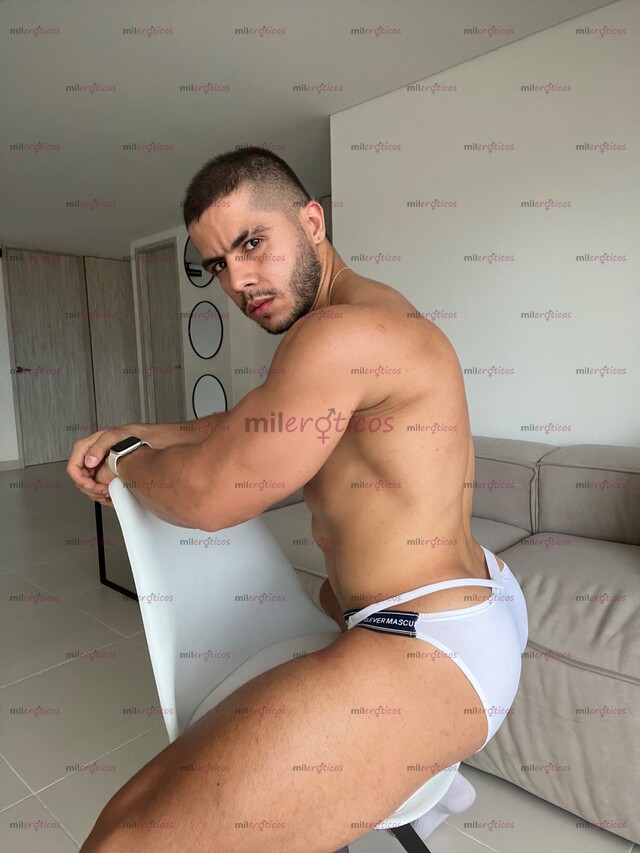 FOTOS DE HOMBRE LATINO COMPLACIENTE Y BIEN DOTADO